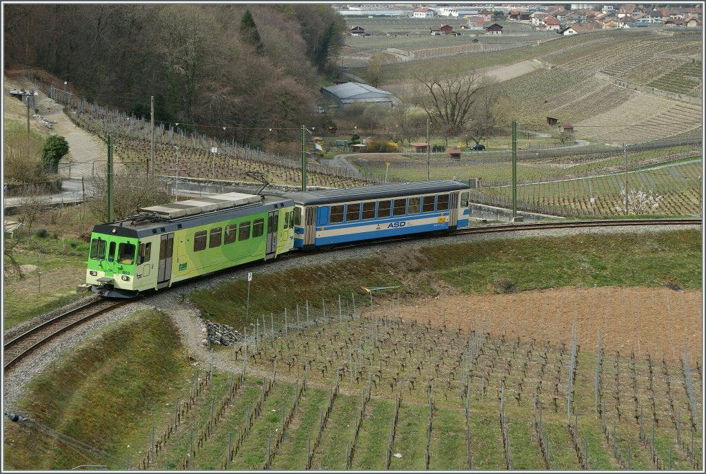 Bald, ende Juli, sollte die ASD wieder fahren und ich kann endlich längst geplante Fotos verwirklichen. Hier fährt der Regionalzug 438 einige Tage vor dem Unterbruch Richtung Les Diablerets. Das Foto entstand am 27. März 2011 oberhalb von Aigle.