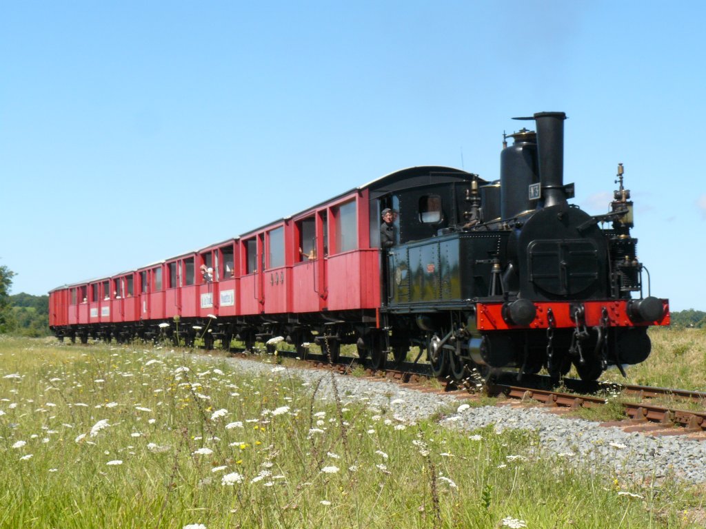 Bald erreicht der Zug Mournac-sur-Seudre, aber zuert durchfhrt er die letzte lang gezogenene Kurve vor dem Bahnhof, an der auch andere Fotografen auf den Zug warteten. (31.7.2012, 12:29 Uhr)