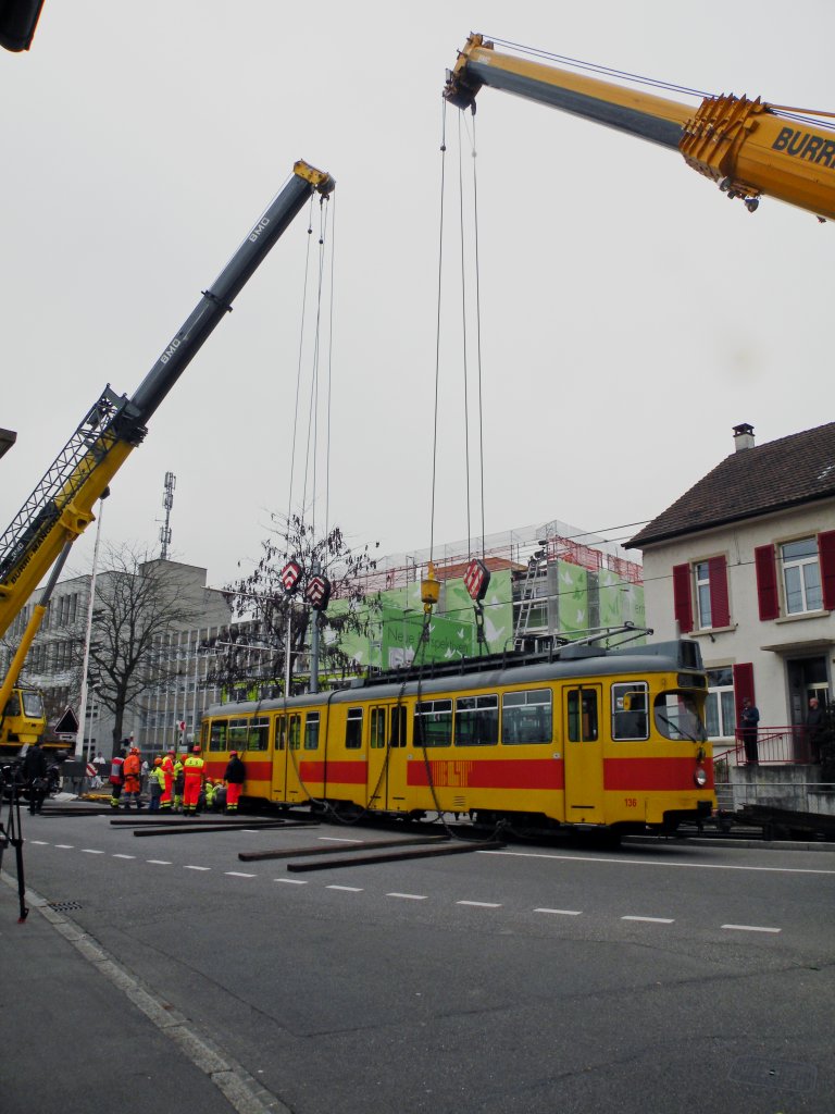 Bald geht es los. Die Ketten sind am Dwag angehngt. Dald kann man mit dem Kippvorgang beginnen. Die Aufnahme stammt vom 10.11.2011.