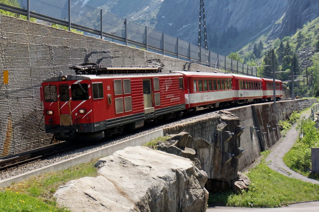 Bald hat der Regionalzug, mit der Deh 4/4 Nr.95, von Andermatt kommend ,den Bhf.Gschenen erreicht. 25.5.2012