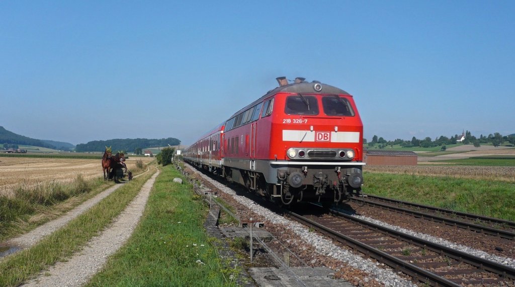  Bald hen mer´s ins L�ndle gschafft . Doch noch befindet sich der TdL im benachbarten  hohen Norden  der Schweiz, die verbl�ffende, landwirtschaftlich gepr�gte Grenzregion Klettgau. Da macht das �berholen und Beschleunigen noch Spass, denkt sich die 218 326 7 wohl, wenn man so viele Bewunderer hat und sich - auch mit DB Logo - kurz blicken lassen kann..;)
Abgelichtet am 7. August 2010, unweit der begrenzten Landesgrenze CH <-> D.

 

