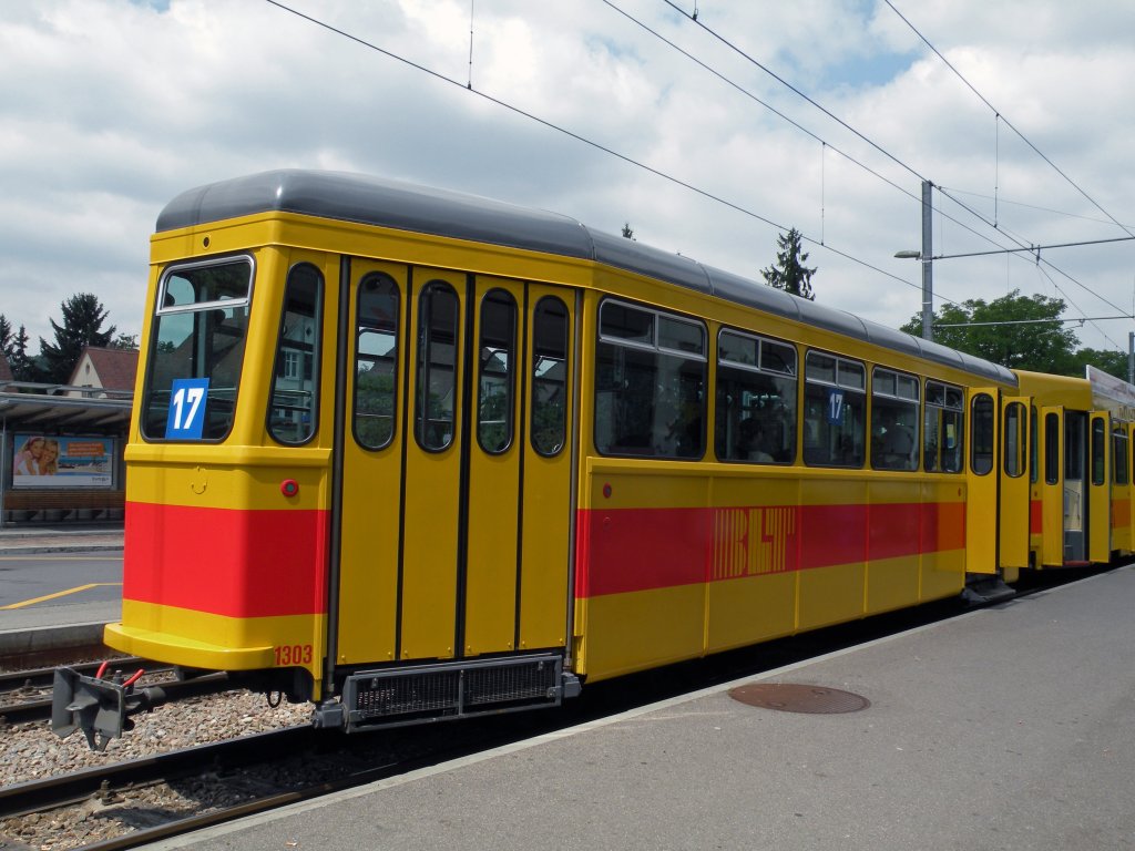 Bald nicht mehr anzutreffen sind die B4 Anhnger auf der Linie 17. AW 1303 an der Haltestelle in Bottmingen. Aufnahme: 04.06.2011.