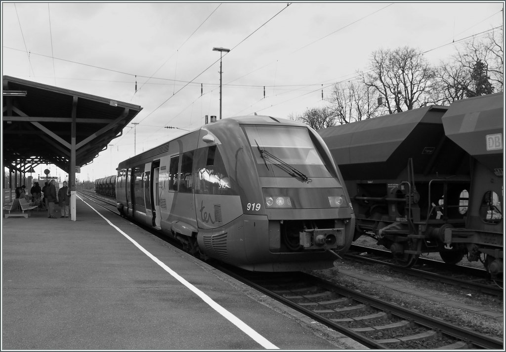 Bald wieder Alltag in Mhlheim (Baden) SNCF Walfisch von und nach Mulhouse. 
3. Dez. 2006