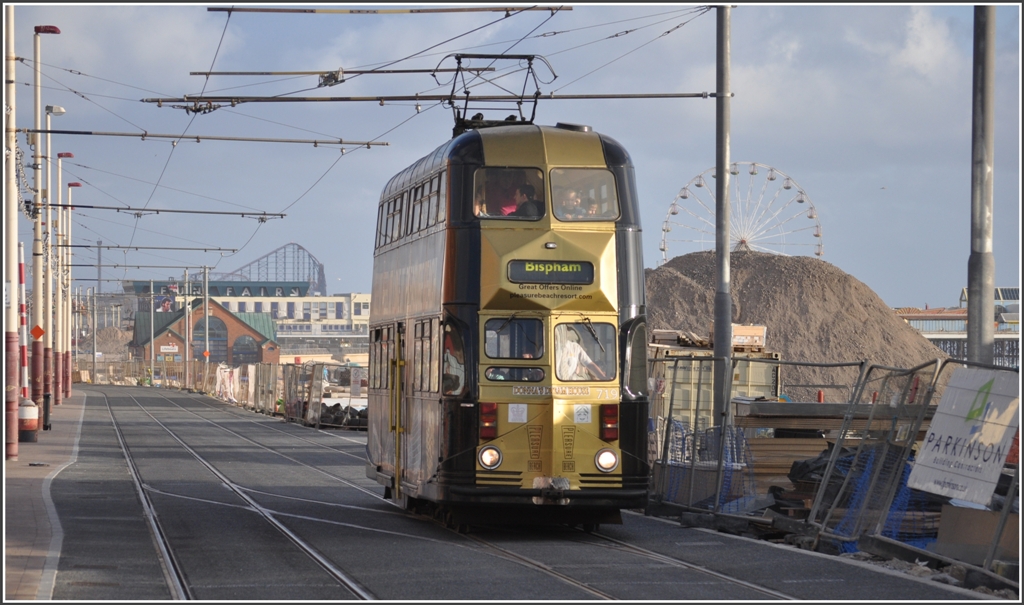 Balloon 719 sieht edel aus und erreicht in Krze die Haltestelle beim NorthPier. Die Promenade zwischen North- und Centralpier (mit Riesenrad) wird aufwendig umgestaltet und wrde zum flanieren einladen, wenn nur der Sturm nicht wre. (08.08.2011)