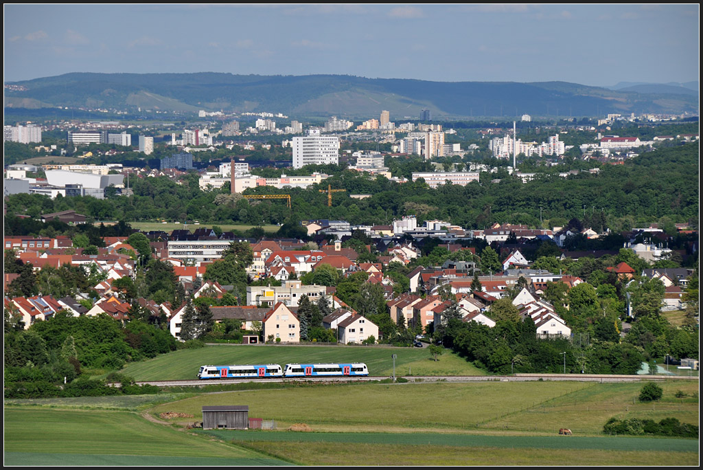 Ballungsraum - 

Weit geht der Blick vom Grünen Heiner über den zersiedelten Ballungsraum Mittlerer Neckar bis zur Schwäbischen Alb, oben rechts. Ganz unscheinbar verlässt dabei eine Doppeltraktion aus Regioshuttles den Haltepunkt Korntal-Gymnasium. 

18.05.2011 (J)