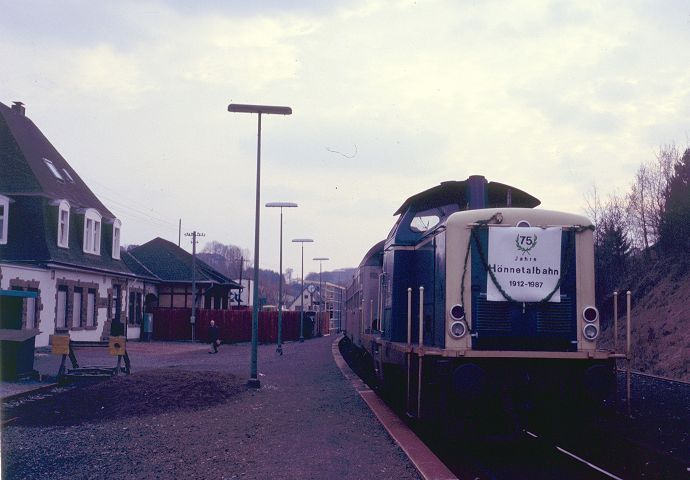 Balve, 01.04.1987, 212 320 mit Schmuck anlsslich  75 Jahre Hnnetalbahn 