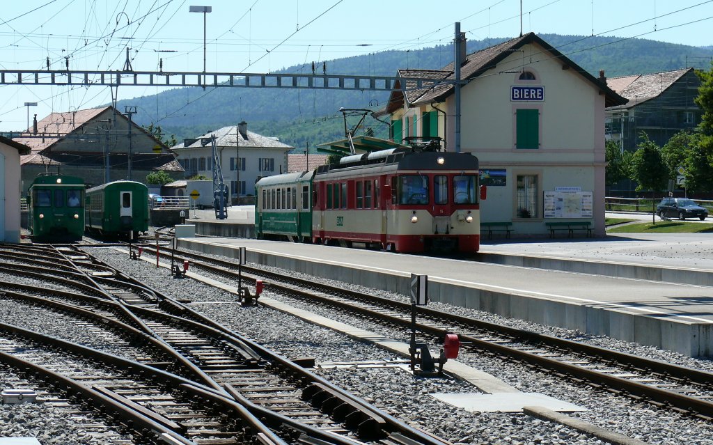 BAM-Betrieb am Bahnhof Bire. 
Links BAM Bt-54 und Be4/4-11 und daneben ein Einheitspersonenwagen. 
Rechts am Bahnhof stehen Be4/4-15 und Bt-51 als Zug nach Morges bereit.
Bire
29.05.2009
