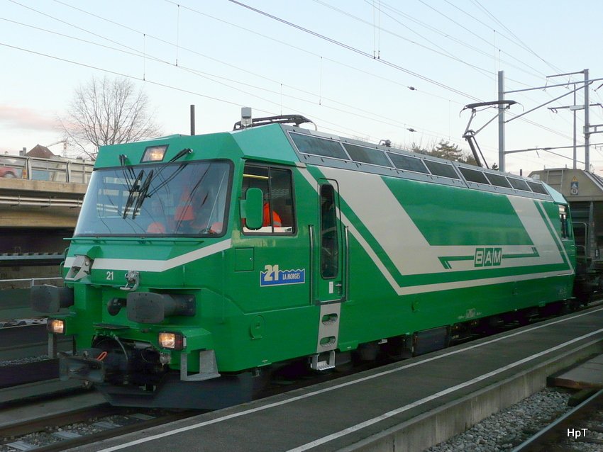 BAM - Ge 4/4 21 vor Rollschemmelgterzug im Bahnhof Morges am 11.12.2009
