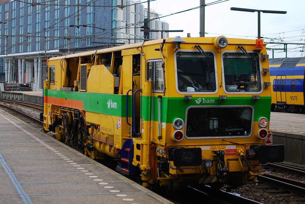 BAM Rail CAT 114-7 bei durchfahrt in Amsterdam CS am 11.09 2010.