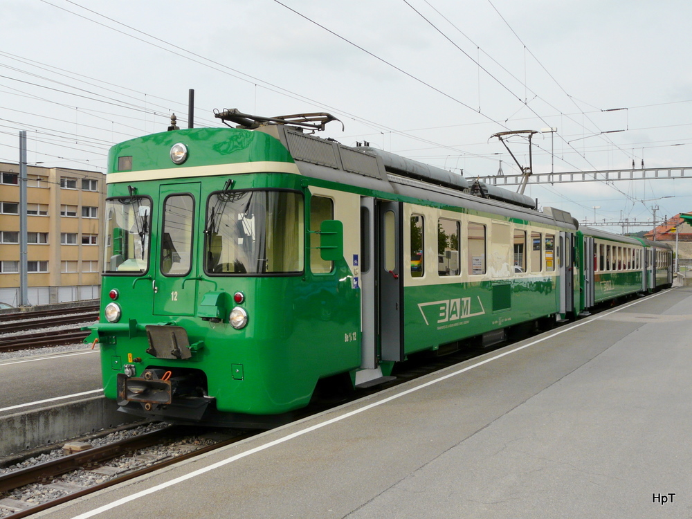 BAM - Regio nach Morges mit dem Triebwagen Be 4/4 12 und B 62 und Bt 52 im Bahnhof Biere am 19.05.2010