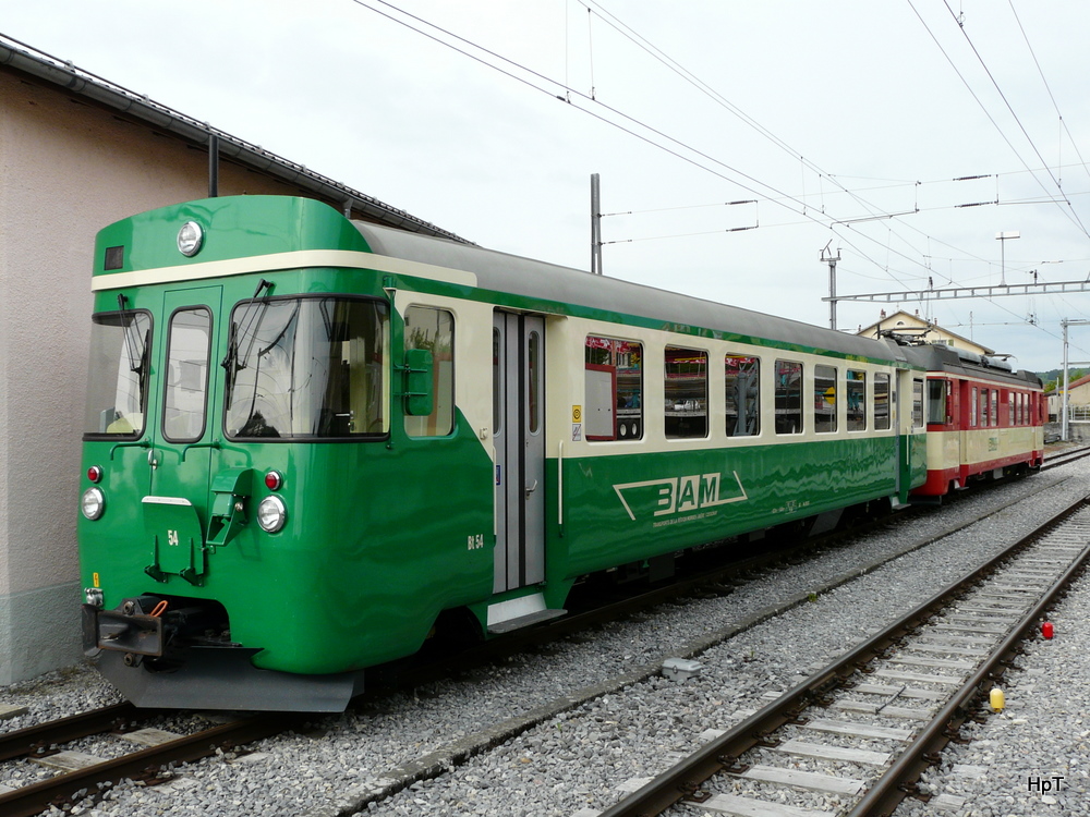 BAM - Steuerwagen Bt 54 zusammen mit Triebwagen Be 4/4 12 im Bahnhof Biere am 19.05.2010