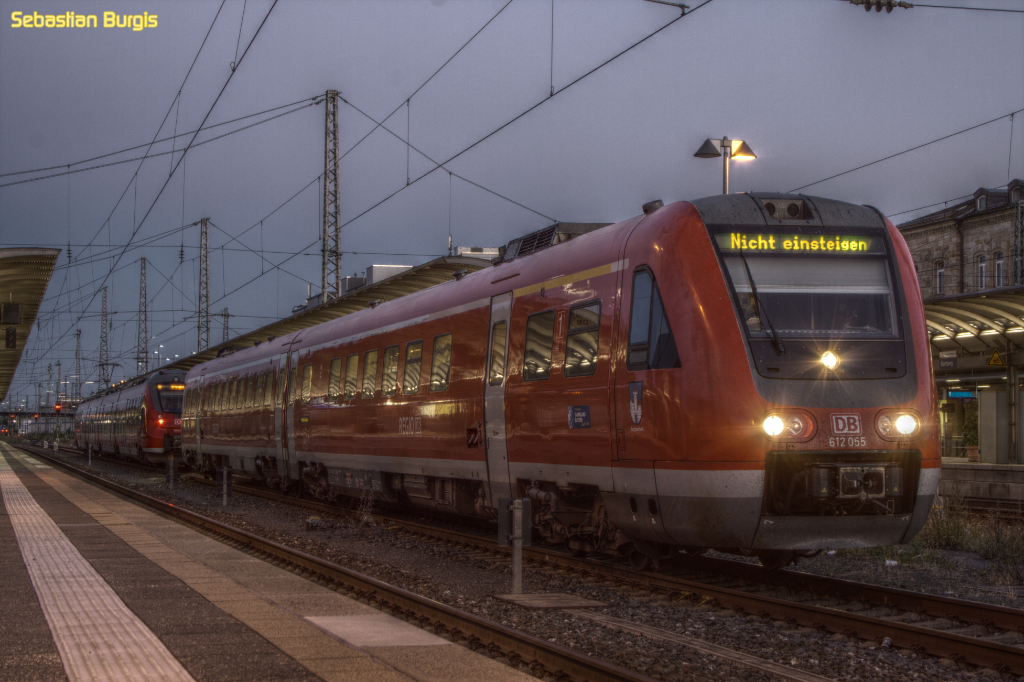 Bamberg am Abend: Der 612 055 muss noch auf die Abfahrt der S-Bahn nach Nrnberg warten, um dann an den Bahnsteig zu fahren und die Fahrgste in Richtung Sonneberg aufzunehmen (07.09.2012)