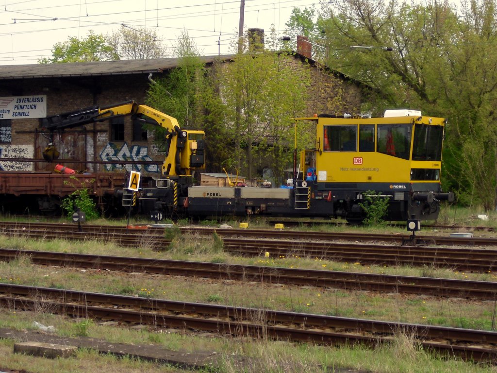 BAMOWAG (Hersteller:Robel) der DB-Netzinstandhaltung bei der Arbeit am alten Gterschuppen im Bhf Oranienburg am 29.04.2010. Vielleicht kann jemand przisere Angaben dazu machen?