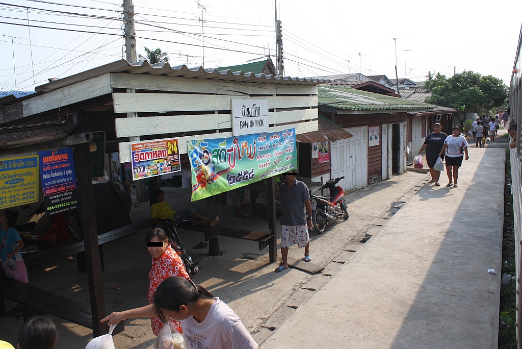Ban Na Khok Station am 15.März 2011. 

