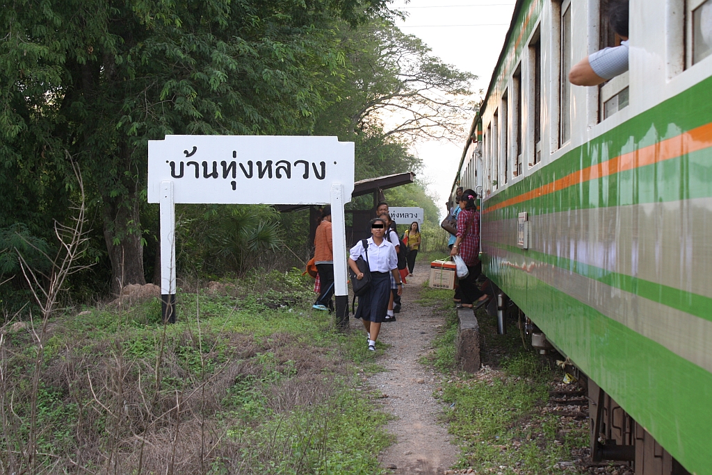 Ban Thung Luang Station, Blickrichtung Khiri Ratthanikhom, am 07.J�nner 2013. 

