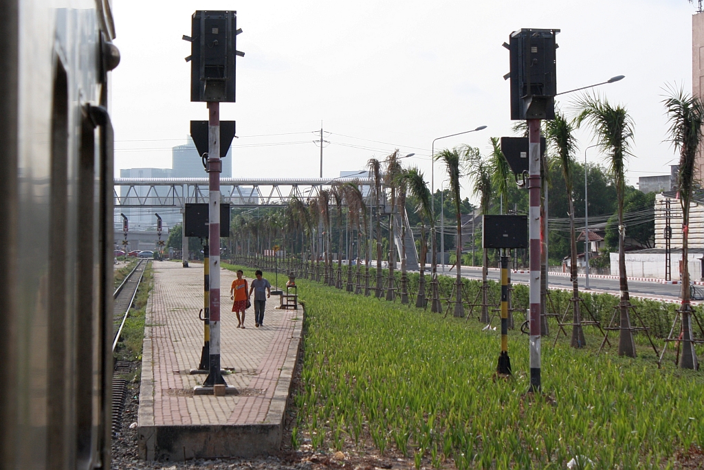 Bang Son Station, Blickrichtung Bang Sue Junction, am 03.Juni 2012. Das dritte Gleis viel dem Ausbau zum Opfer, die Signale stehen aber noch.

