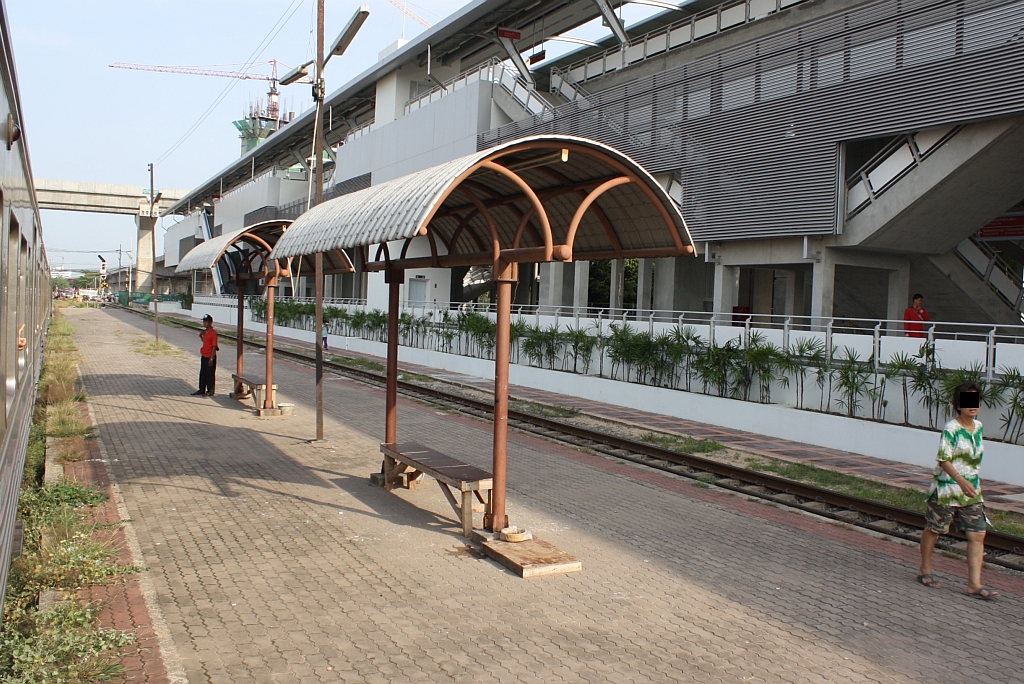 Bang Son Station, Blickrichtung Taling Chan Junction, am 03.Juni 2012.