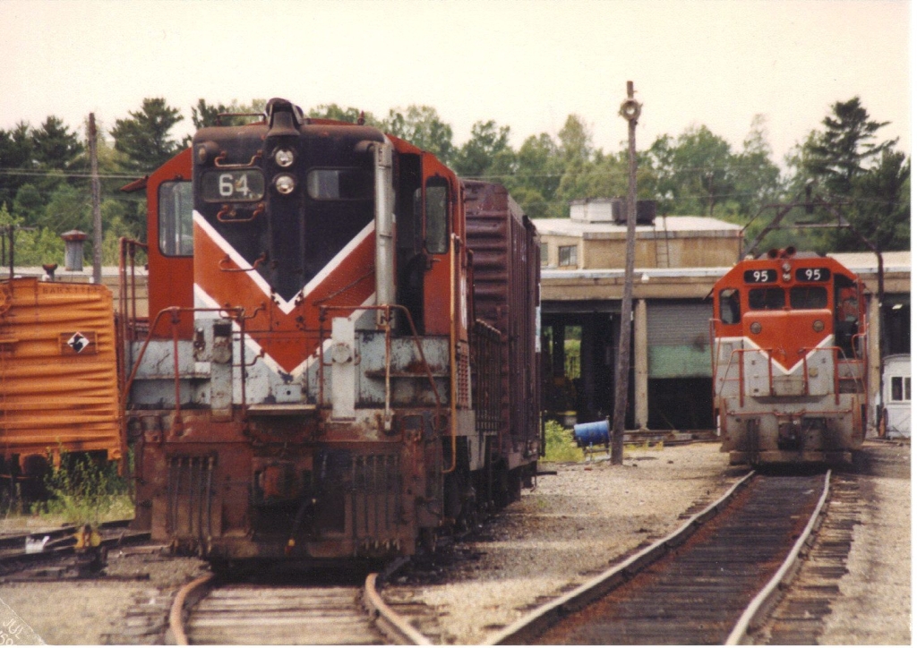 Bangor and Aroostook GP-7 No. 64 steht 15/07/1991 in Northern Maine Junction, Bangor Maine.  GP-38 No. 95 steht dahinter.