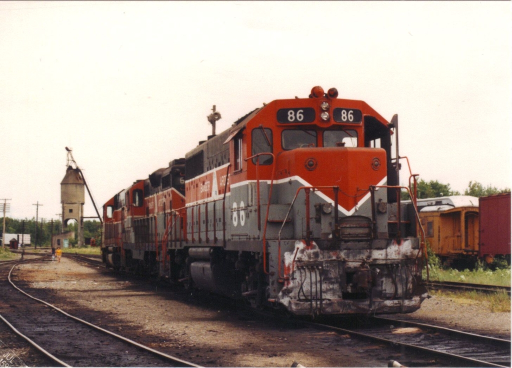 Bangor and Aroostook GP38 #86 und andere Loks wartet 15/6/1991 in Northern Maine Junction, Bangor Maine.  Der alten Kohlenturm steht dahinter.