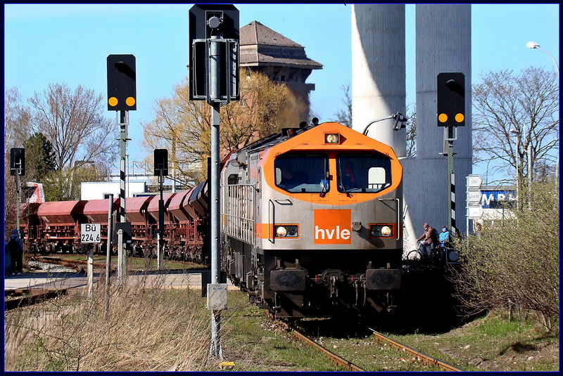 Bannig viele Signalmasten hier.;-) V330.1 am B Werftstrae (Zugangspunkt zum Nord-bzw Sdhafen) in Stralsund. am 19.04.10