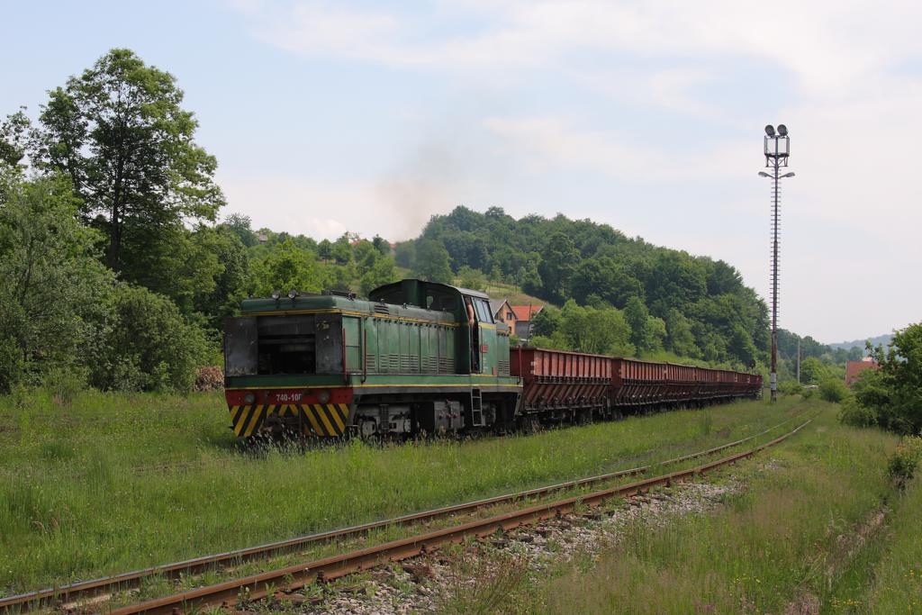 Banovici 21.05.2011
Die groe Drehgestell Diesellok 740106 bringt einen Leerzug
zur Verladeanlage bei km 5,0.