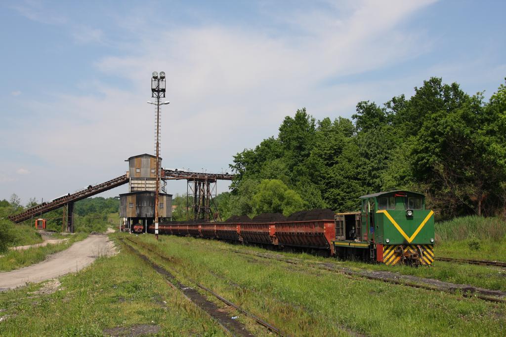 Banovici - Kohlebahn
Lok 729003 gehrt zu den Verschublokomotiven. Diese werden bentigt, um an 
den einzelnen Verladeanlagen die Zge unter die Bunker zu schieben und fr 
die groen Drehgestell Lokomotiven der Reihe 740 bereit zu stellen. Hier bei
km 5,0 befindet sich eine solche Verladeanlage.
