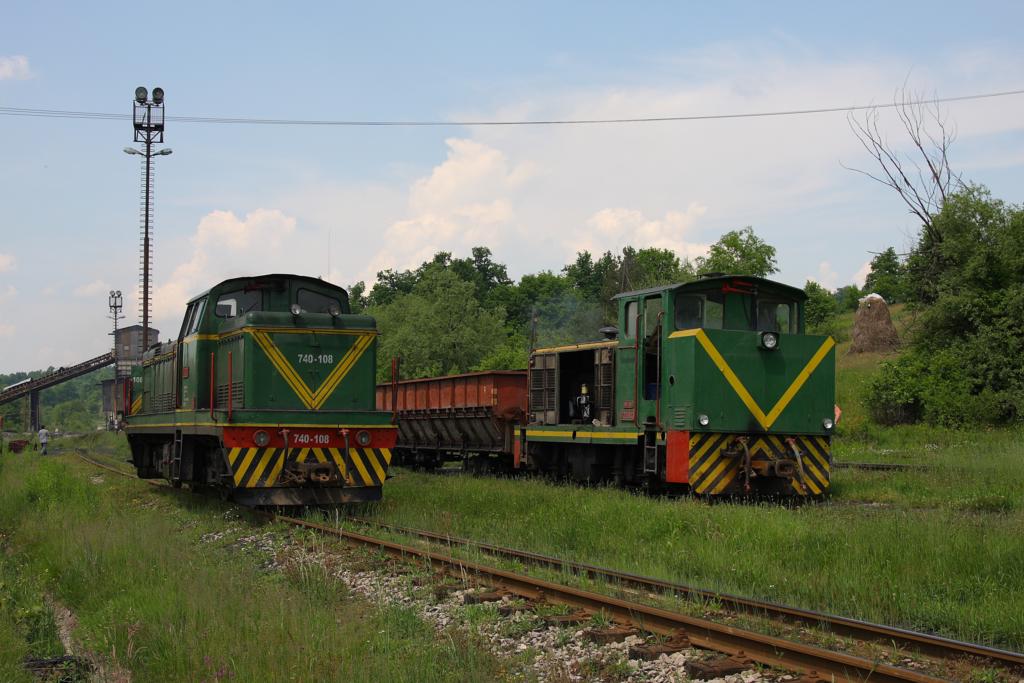 Banovici Kohlefrderbahn
Drehgestell Lok 740-108 hat einen Leerzug gebracht und setzt nun um. Sie
bespannt nun wieder einen vollen Kohlezug, um diesen zur Hauptverladeanlage 
nach Banovici zu bringen. Rechts drckt Rangierlok 720-003 einen Zug unter
die Verladeanlage.