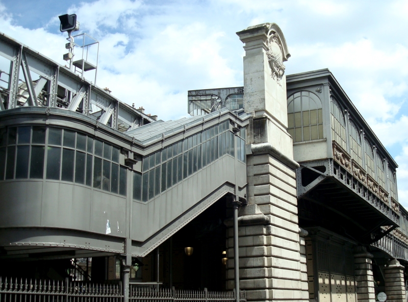 Barbs Rochechouart - eine Station der Metro-Linie 2, aus der Frhzeit des Pariser Nahverkehrs: inzwischen 110 Jahre alt. 13.7.2009  