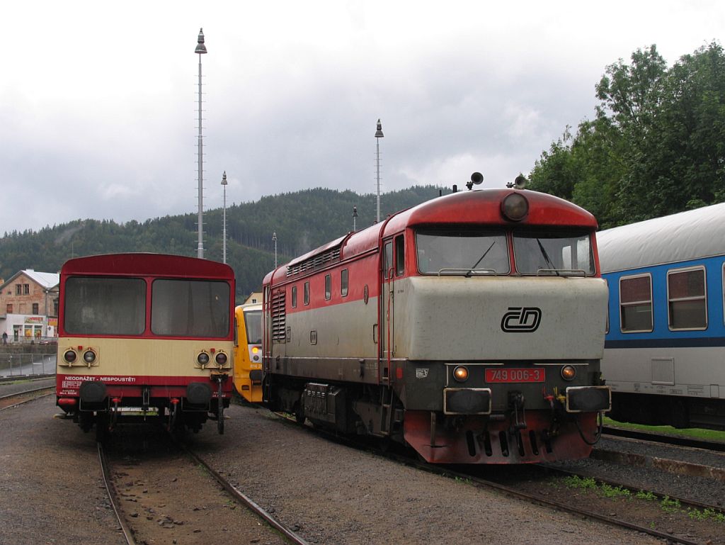 Bardotka 749 006-3 auf Bahnhof Tanvald am 7-8-2011.
