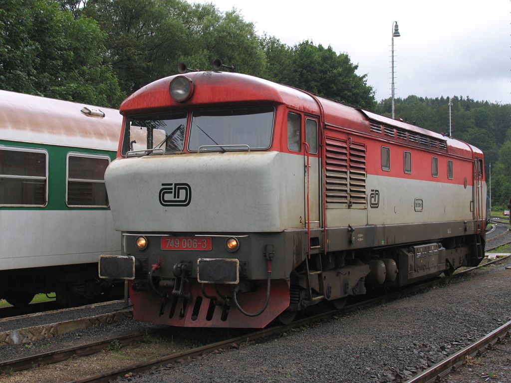 Bardotka 749 006-3 auf Bahnhof Tanvald am 7-8-2011.
