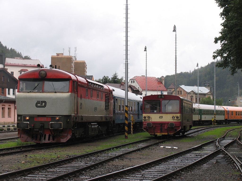 Bardotka 749 006-3 mit R 1144 Praha-Vrovice-Tanvald neben 810 515-7 auf Bahnhof Tanvald am 7-8-2011.