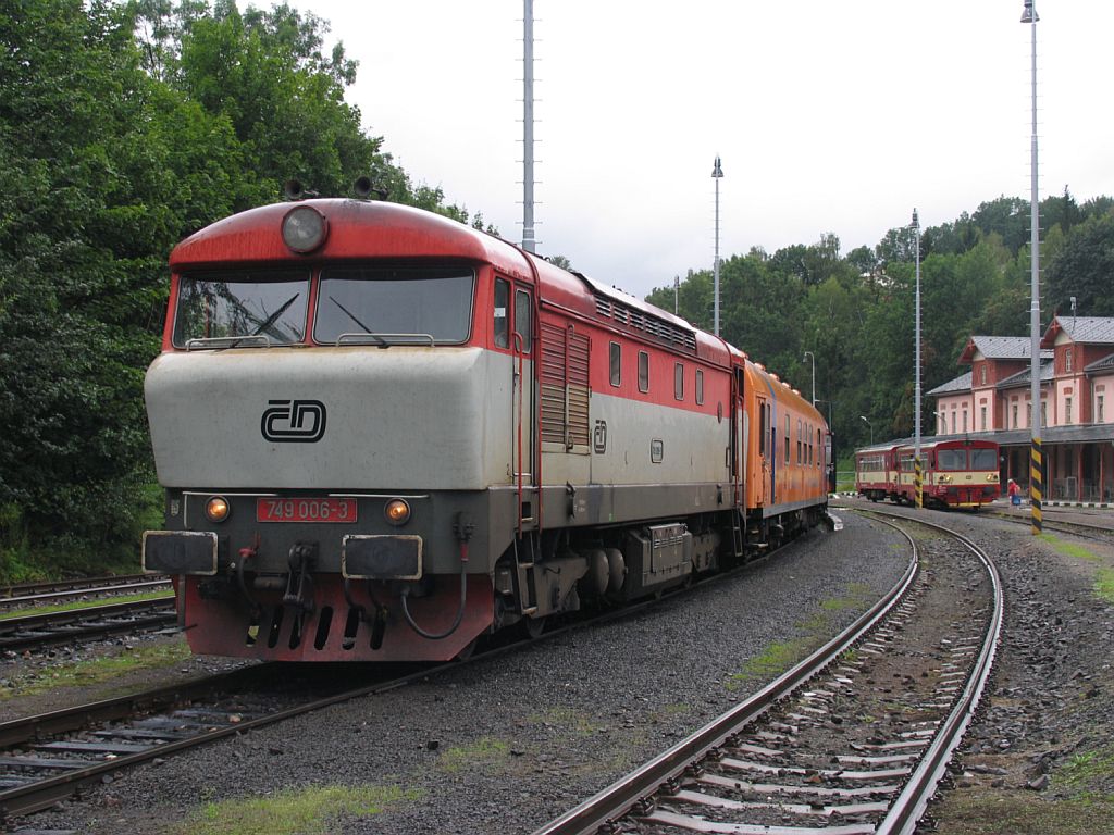 Bardotka 749 006-3 mit R 1149 Tanvald-Praha Vrovice auf Bahnhof Tanvald am 7-8-2011.