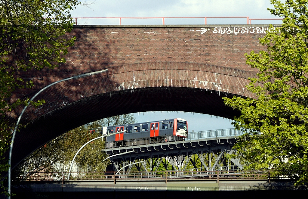 Barmbeker Brcken: im Vordergrund der gemauerte Backsteinbogen fr die S-Bahn, und im Hintergrund das U-Bahn-Viadukt mit einem Zug der Linie U3 aus  Wandsbek-Gartenstadt . 5.5.2013