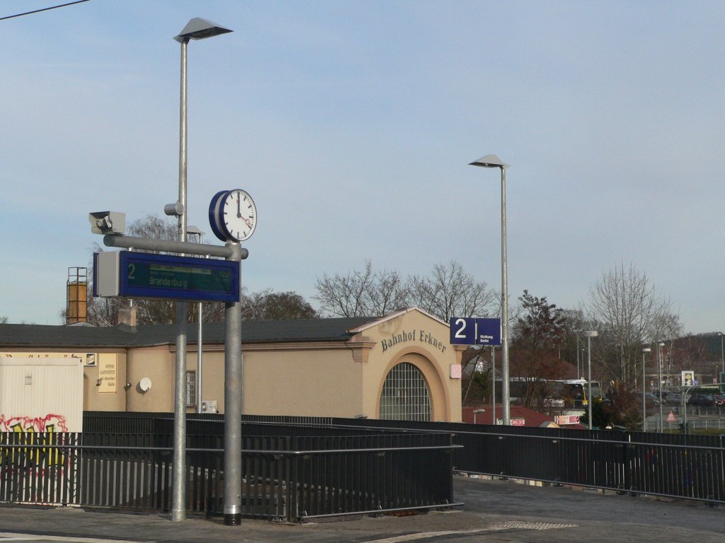 Barrierefreiheit in Erkner: Das in Richtung Berlin fhrende Gleis ist direkt mit dem S-Bahnsteig verbunden. Dieser verfgt ber einen Fahrstuhl. 27.12.2009