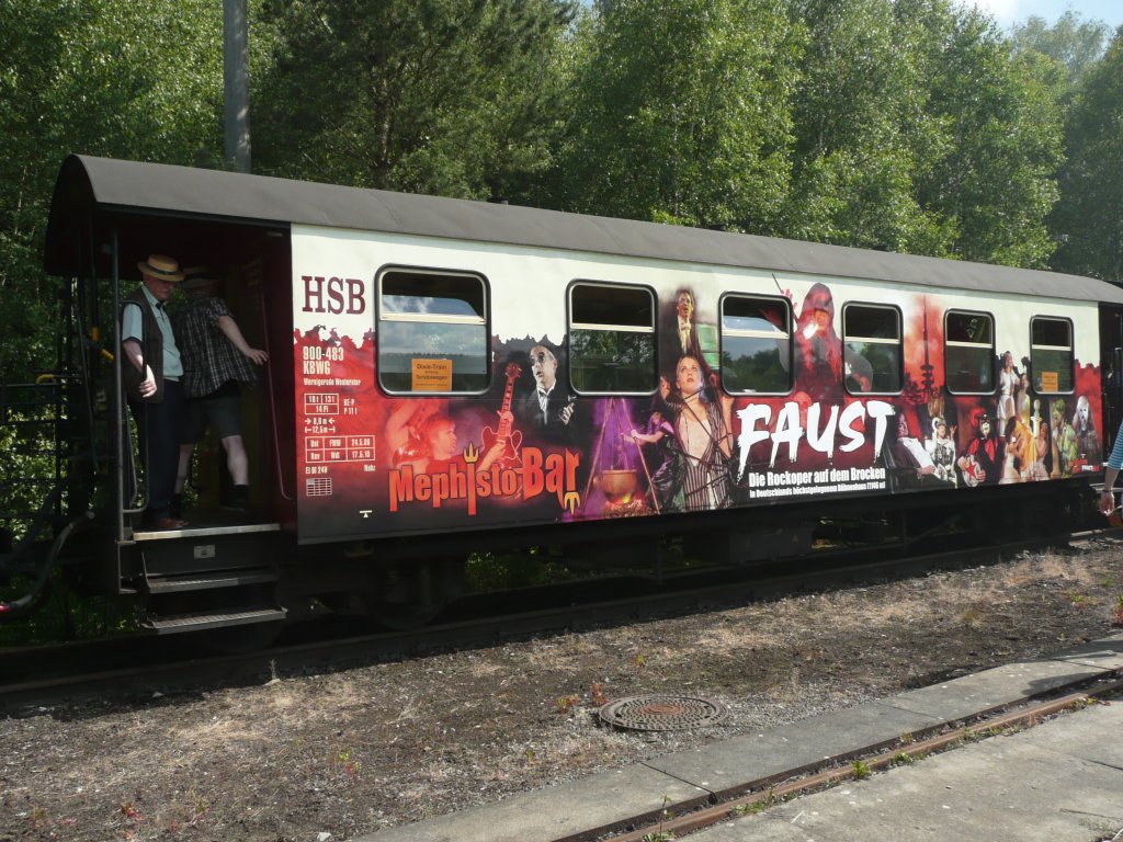 Barwagen des Dixie Train mit Werbung f�r die Rockoper  Faust  auf dem Brocken beim Stop in Silberh�tte (26.06.10)