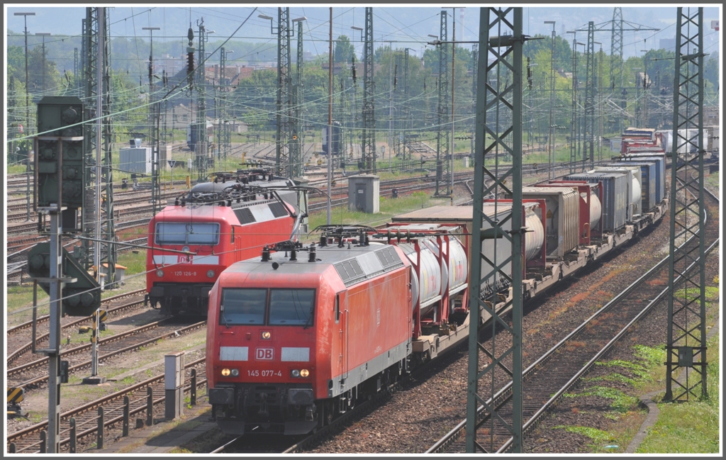 Basel Badischer Bahnhof am 04.05.2011.
145 077-4 und 120 126-8.