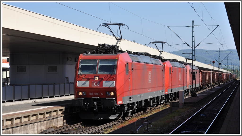 Basel Badischer Bahnhof am 04.05.2011.
185 096-5 und zwei weitere Loks desselben Typs.