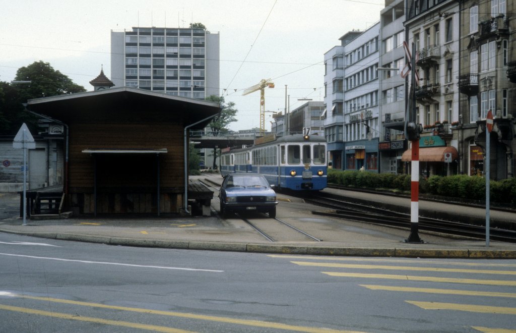 Basel BLT Birsigtalbahn Tram 17 (Steuerwagen 25) Bahnhof BTB Heuwaage am 29. Juni 1980.