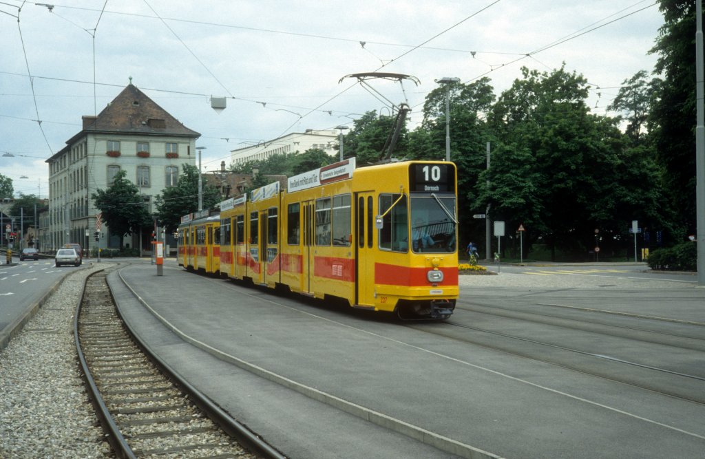 Basel BLT Tram 10 (Be 4/8 237) Binningerstrasse / Heuwaage am 7. Juli 1990.