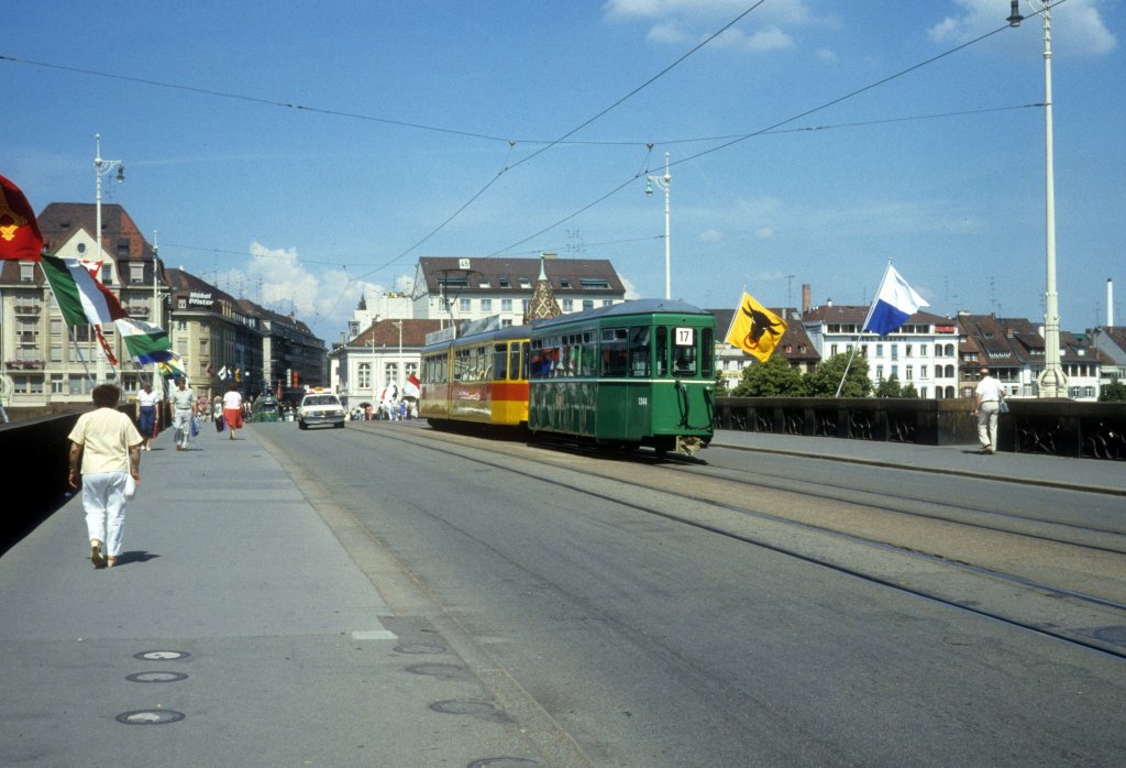 Basel BLT Tram 17 (B3 1344) Mittlere Rheinbrcke am 30. Juni 1987.
