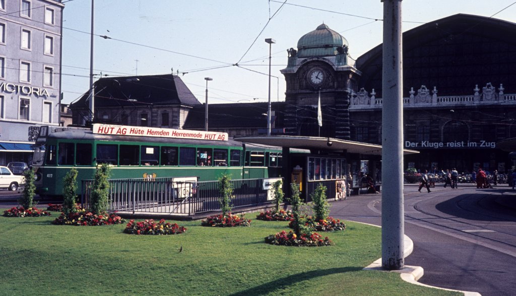 Basel BVB Tram 1 (Be 4/4 411) Centralbahnplatz am 29. Juni 1976. - Am Bahnhofsgebäude (Basel SBB) wird hervorgehoben, welche Leute die Klugen sind.