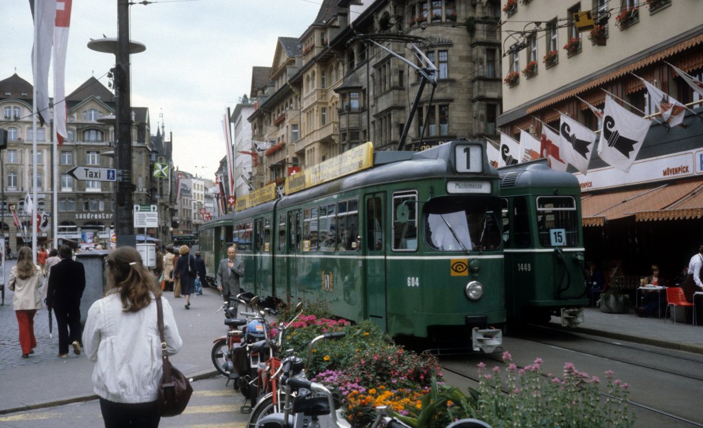 Basel BVB Tram 1 (Dwag / Siemens Be 4/6 604) / Tram 15 (FFA / SWP B 1449) Marktplatz am 28. Juni 1980.