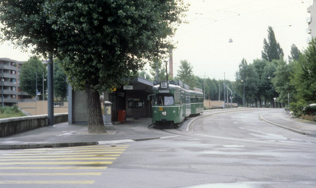 Basel BVB Tram 14 (Dwag/BBC/Siemens-GT6 Be 4/6 64x) Wiesendamm / Kleinhnigerstrasse (Endstation Kleinhnigen) am 29. Juni 1980.
