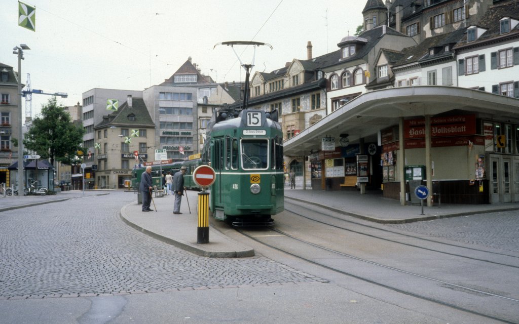 Basel BVB Tram 15 (SWP/BBC/Siemens-Be 4/4 476) Barfsserplatz am 29. Juni 1980.