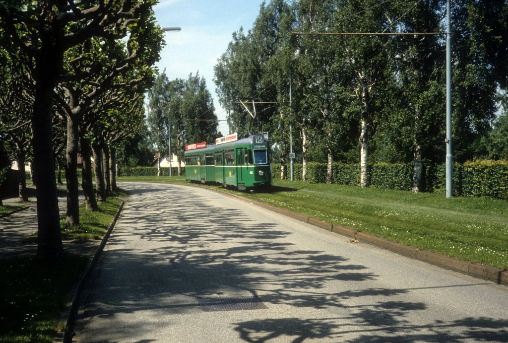 Basel BVB Tram 16 (Be 4/4 461) Bruderholzallee am 30. Juni 1987.