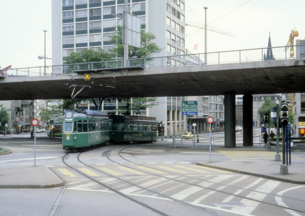 Basel BVB Tram 16 (SWP/BBC/Siemens-Be 4/4 468) Heuwaage am 29. Juni 1980.