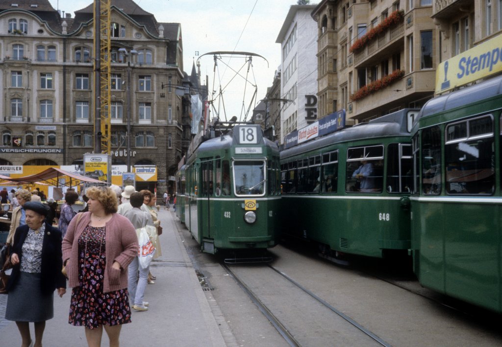 Basel BVB Tram 18 (Be 4/4 432) Marktplatz am 21. Juli 1981.