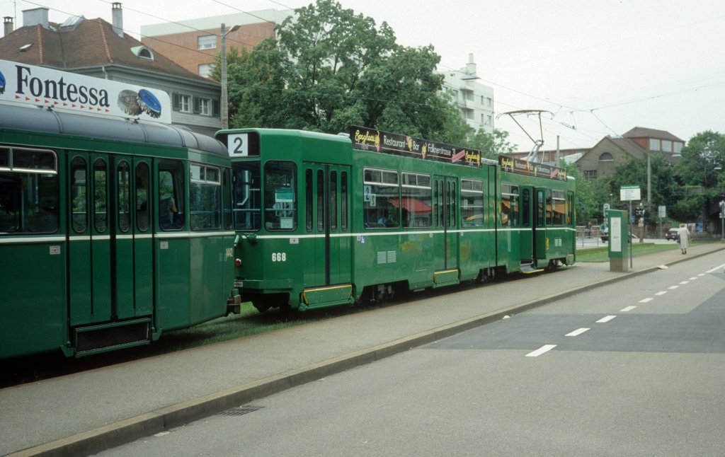 Basel BVB Tram 2 (B 1442 + Be 4/6 668) Riehenstrasse  am 7. Juli 1990.