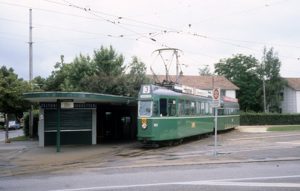 Basel BVB Tram 3 (Be 4/4 432) Burgfelder Strasse / Waldighoferstrasse (Endstation Burgfelden Grenze) am 29. Juni 1980.
