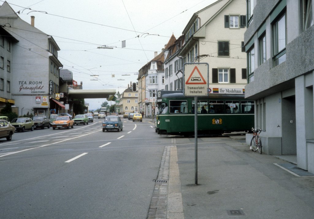 Basel BVB Tram 6 (Dwag/BBC/Siemens-GT6 635) Riehen, Lrracherstrasse am 28. Juni 1980.